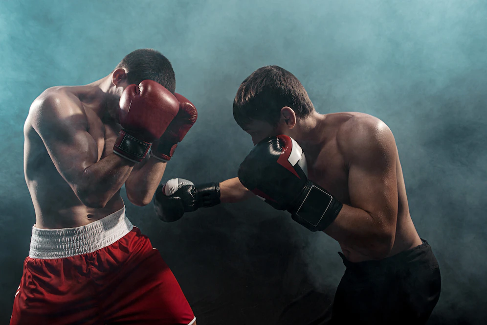 dois-boxeador-profissional-boxe-em-preto-fumarento_155003-14259