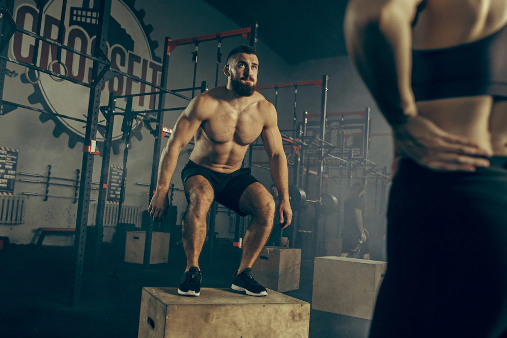 homem-pulando-durante-exercicios-no-ginasio-de-fitness-crossfit_155003-4892