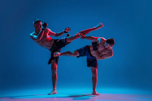 mma-dois-lutadores-profissionais-socando-ou-boxeando-isolados-na-parede-azul-em-neon_155003-15575