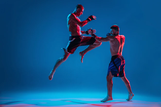 mma-dois-lutadores-profissionais-socando-ou-boxeando-isolados-na-parede-azul-em-neon_155003-15576